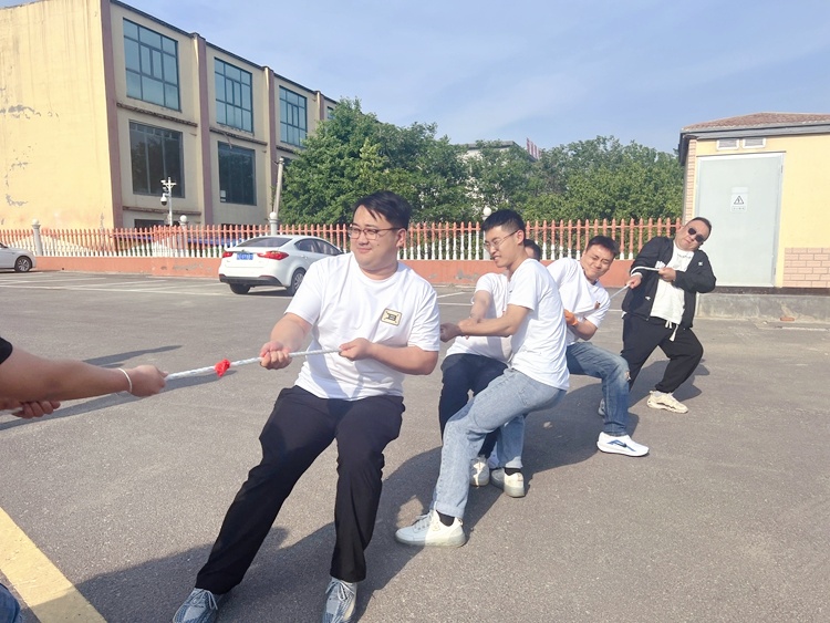 青島中邦凌5月份啟動會拔河比賽