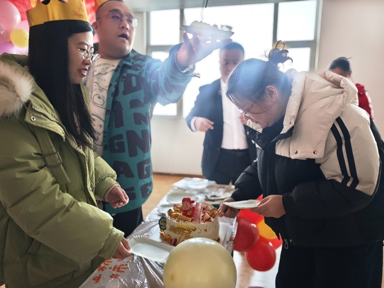 情暖職場——青島安捷能慶賀員工入職一周年紀(jì)念！